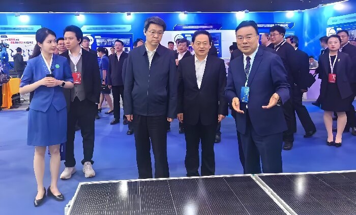 When Robots Learn to 'Shine the Sun' | Tianyi Mechanical Photovoltaic Cleaning Solution Debuts at Shandong Robot Conference