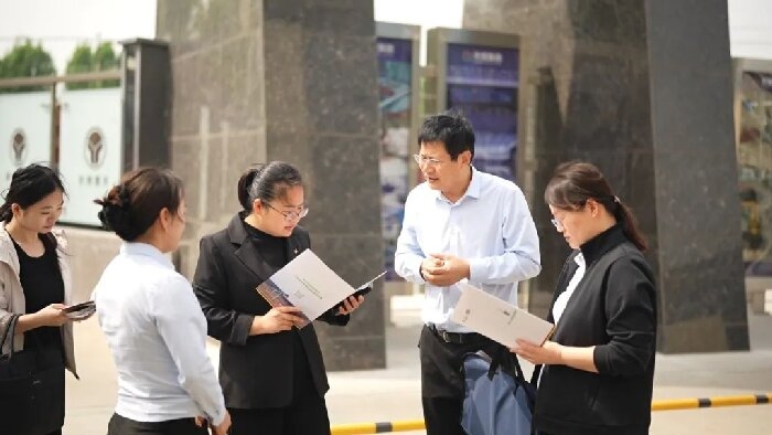 District leaders investigate the development of the green building materials industry chain, with Tianyi Technology's photovoltaic cleaning robot becoming a highlight