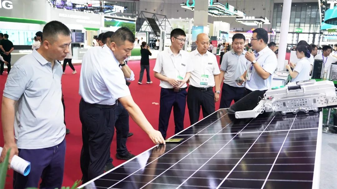 光生万物 一机绝尘丨天意科技智能光伏清洁机器人亮相SNEC 2025