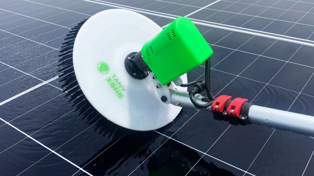 手持式光伏清洗机：轻量化设计重构清洁边界，中小电站迈入智能运维“掌上时代”